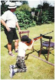 Popis: Popis: Nejmladší účastník střílí ze vzduchovky
